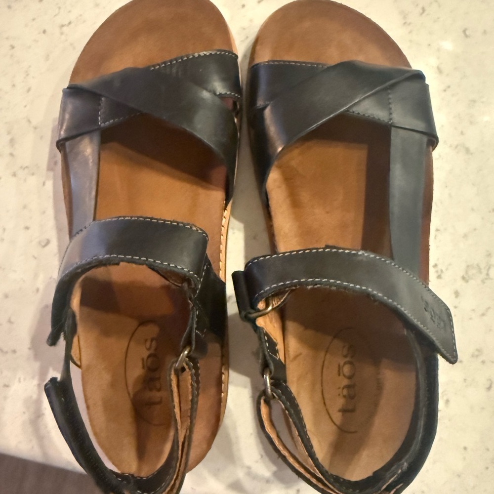 Taos Footwear Black Comfort Sandals with Padded Straps